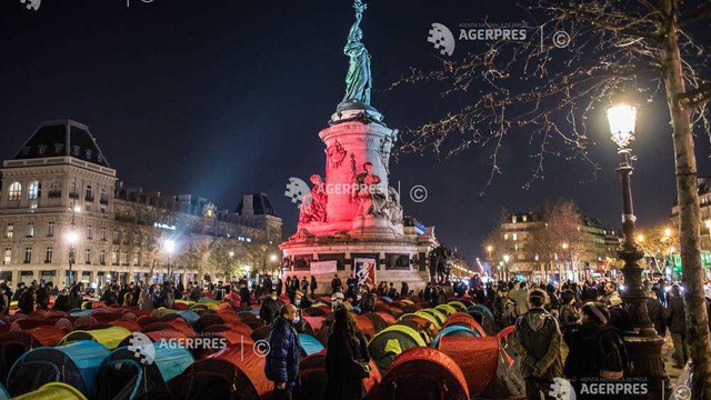 Aproximativ 250 de corturi, instalate în fața Primăriei din Paris de migranți fără adăpost