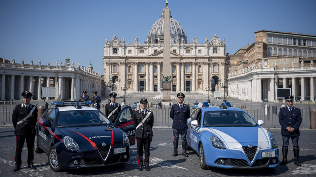 Alertă teroristă la Vatican. Un bărbat cu 8 cuțite asupra lui, arestat în timp ce se apropia de intrarea în bazilica Sfântul Petru
