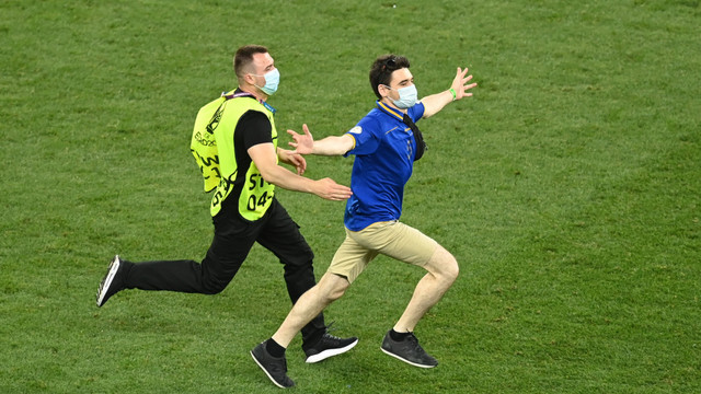 Un suporter în tricoul R. Moldovei a intrat pe teren la meciul Franța - Elveția, de la București | FOTO