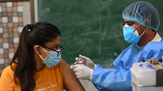 Mii de oameni din India au fost vaccinați anti-COVID cu substanțe necunoscute în centre de imunizare false
