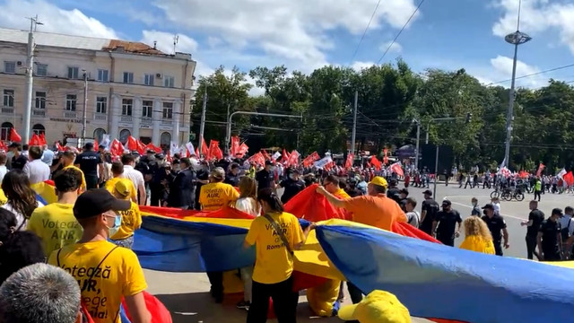 Chișinău | Miting organizat de BeCS. AUR a desfășurat o contramanifestație și acuză poliția că ar fi îmbrâncit și lovit participanții 