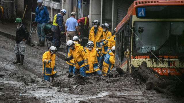Imagini catastrofale în Japonia. Salvatorii au îndepărtat noroiul cu buldozerul pentru a căuta supraviețuitori