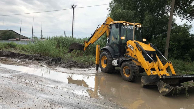 Salvatorii IGSU au pompat apa și au evacuat nămolul din mai multe gospodării în câteva localități  din R. Moldova | FOTO