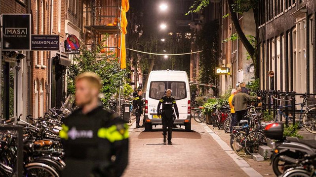 Cunoscut jurnalist olandez de investigații, rănit grav după un atac armat în Amsterdam
