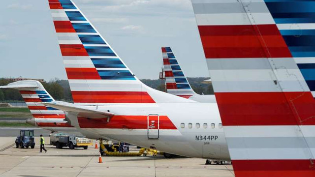 Un zbor American Airlines, întârziat din cauza unor tineri care au refuzat să poarte mască