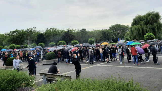 FOTO | La Milano, Roma, Paris cetățenii moldoveni așteaptă să voteze. La Frankfurt oamenii stau la coadă în ploaie
