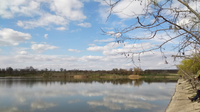 Un copil de opt luni s-a înecat într-un lac din raionul Ialoveni
