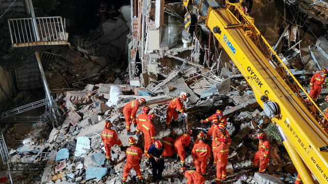 Un hotel din China s-a prăbușit din cauza renovărilor din ultimii ani. 17 oameni au murit