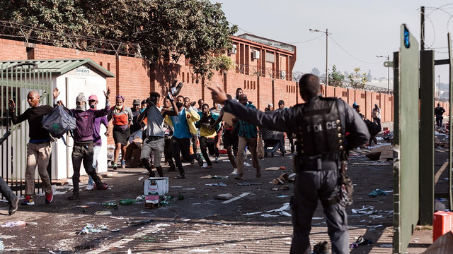 Africa de Sud scoate pe străzi 25.000 de soldați pentru a opri violențele și jafurile