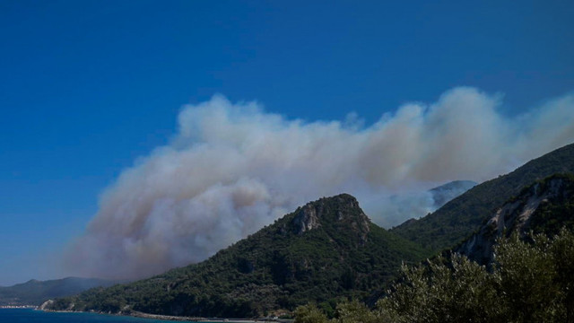Mai multe hoteluri de pe insula grecească Samos, evacuate din cauza unui incendiu violent