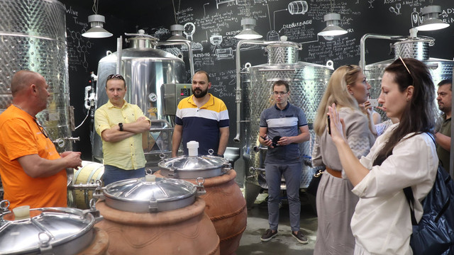 FOTO | Vinificatorii din R. Moldova, în vizită la companiile vinicole din România și Bulgaria 