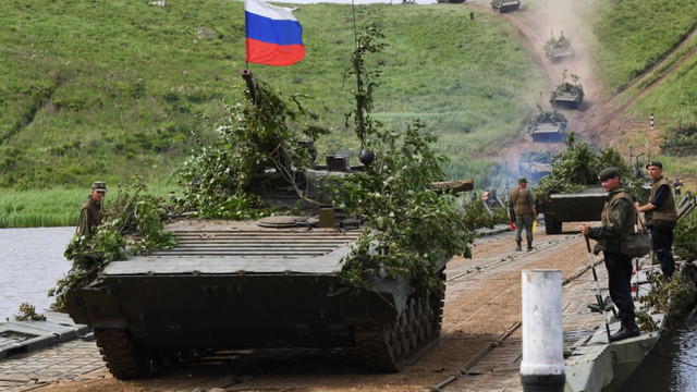 Rusia a adus tancuri la 20 de kilometri de granița cu Afganistan

