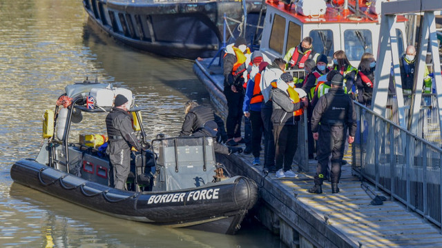 Marea Britanie plătește aproape 63 de milioane de euro Franței pentru a opri trecerea ilegală a migranților prin Canalul Mânecii
