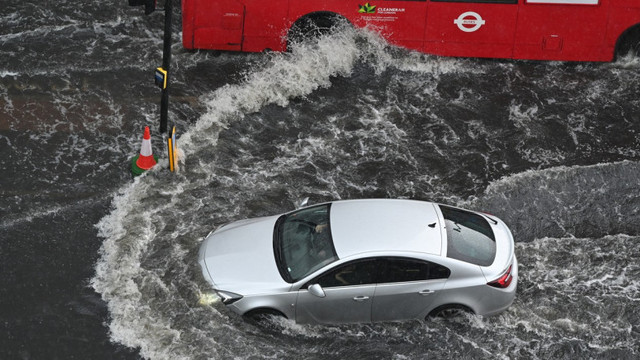 Inundații de proporții la Londra. Apa a pătruns și la metrou, opt stații au fost închise