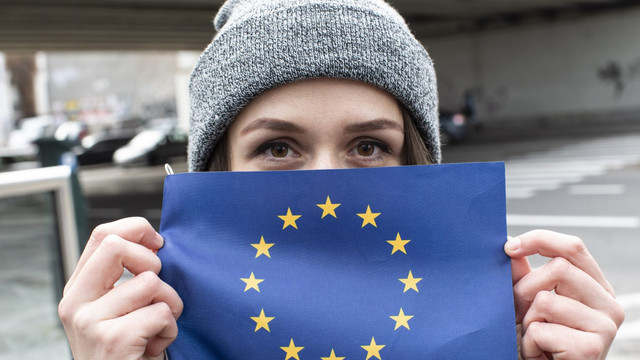Raport: Cetățenii europeni s-au simțit mai singuri în primele luni de pandemie. Tinerii, cei mai afectați de singurătate
