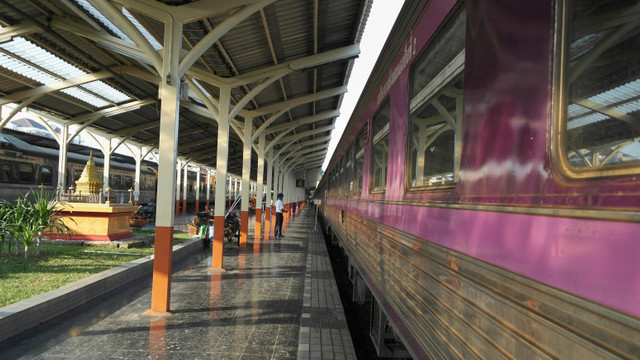 Bangkok este sufocat de noi cazuri de Covid-19. Pacienții din afara capitalei Thailandei sunt trimiși acasă în trenuri modificate