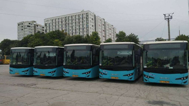 Primele 5 unități din lotul de 100 de autobuze noi ISUZU au ajuns la Chișinău

