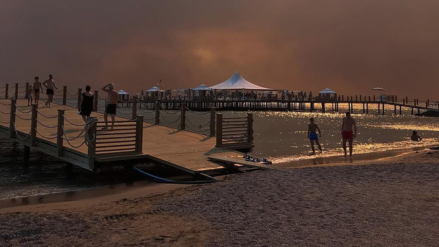 VIDEO | Incendiile forestiere din sudul Turciei au ajuns în stațiunile turistice: mai multe hoteluri din Marmaris au fost evacuate
