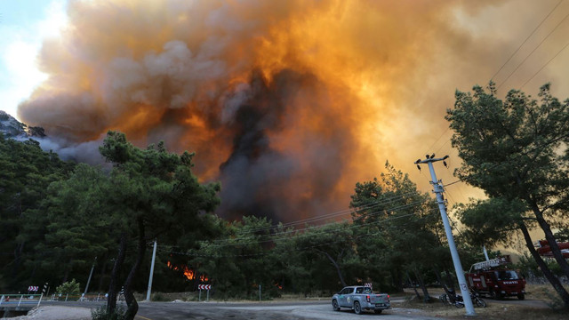 Serviciile de urgențe din Turcia continuă lupta cu incendiile de vegetație
