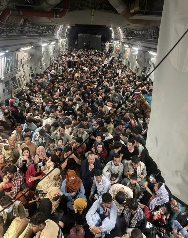 FOTO | Imaginea disperării: Sute de afgani înghesuiți într-un avion pentru a fugi din țară