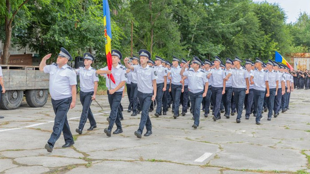 Polițiștii se pregătesc pentru parada militară
