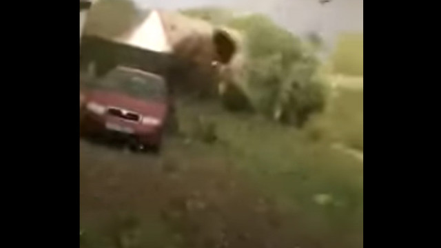 VIDEO | O localitate din Slovacia a fost lovită de o tornadă cu viteze ale vântului de 200 km/h