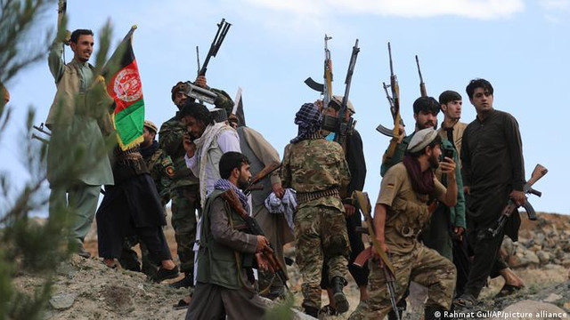Talibanii au capturat primul oraș important în Afganistan
