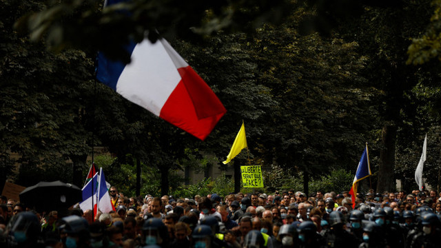Proteste masive în Franța. Mii de oameni mărșăluiesc împotriva permisului sanitar și a obligativității vaccinării anumitor angajați
