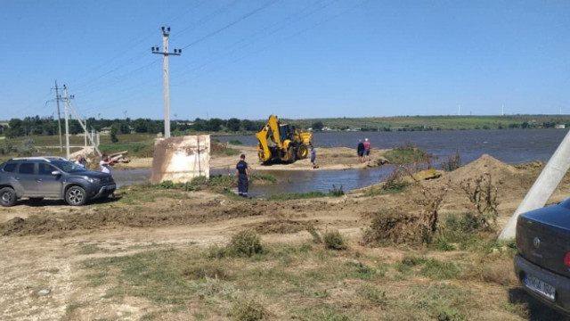 Salvatorii supraveghează lacul Comrat, unde există riscul revărsării după ploi
