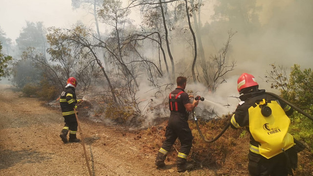Pompierii români, lăudați în presa din Grecia: Sunt de pe altă planetă. Folosesc drone, sunt organizați și au reflexe uimitoare