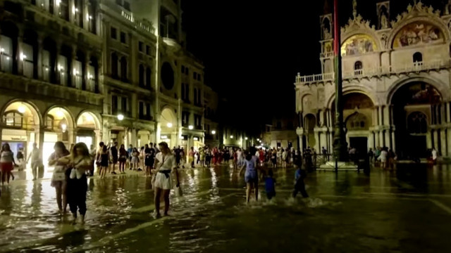 Veneția a fost inundată, fenomen rar pentru mijlocul lunii august. În piața San Marco, turiștii s-au plimbat și au dansat prin apă / VIDEO