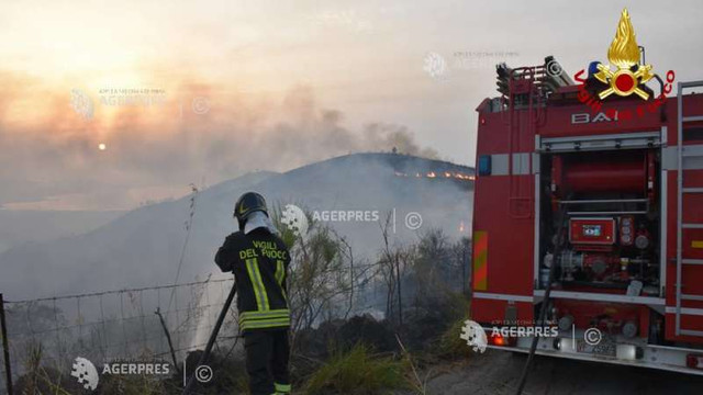 Mai multe zeci de incendii rămân active în sudul Italiei și este așteptat un nou val de căldură 