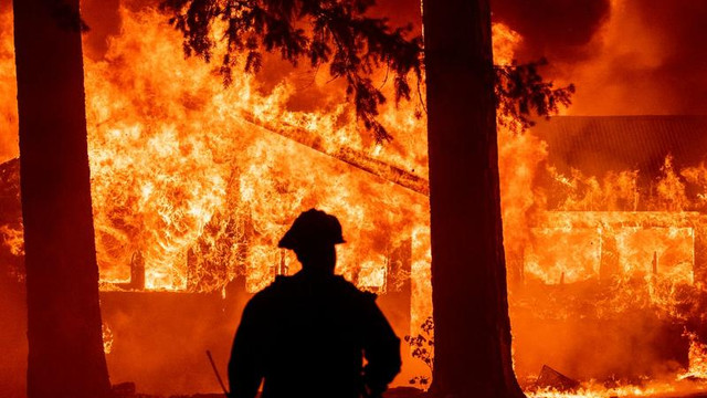 Californienii au scos armele la pompierii care voiau să îi salveze de uriașul incendiu Dixie
