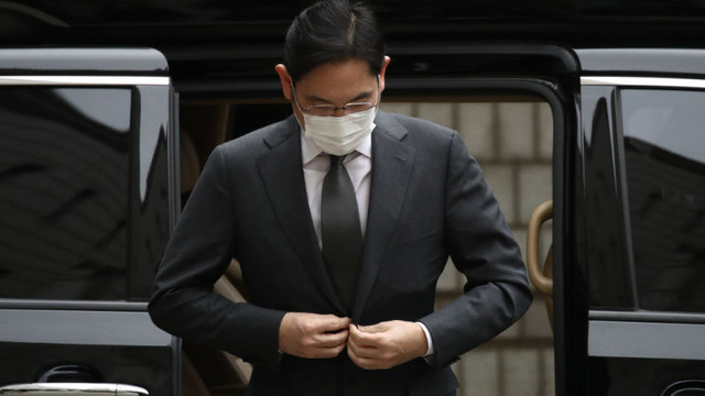 Vicepreședintele Samsung a fost eliberat mai devreme din închisoare, cu speranța că va ajuta în criza cipurilor. Decizia este criticată

