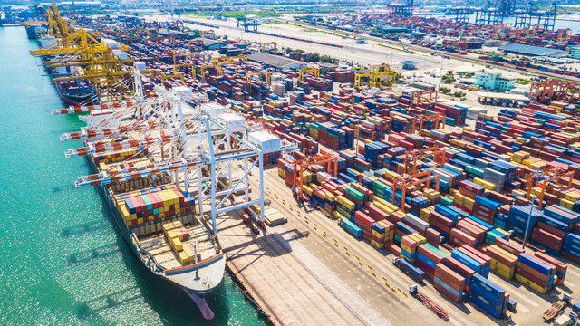 Criza containerelor continuă. Probleme apărute în China ar putea duce la o explozie a prețurilor mărfurilor de import