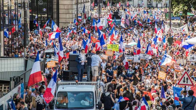 Francezii au manifestat împotriva restricțiilor, pentru al cincilea weekend consecutiv