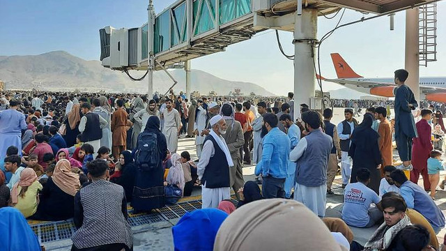 VIDEO Afganistan: Oamenii aleargă pe pista avioanelor și se pun în fața lor, în încercarea de a le opri 