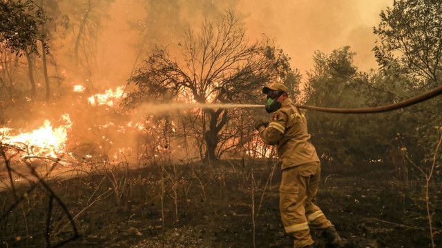 Pompierii români care au intervenit la incendiile din Grecia revin în țară cu două zile mai devreme după ce focarele au fost aduse sub control