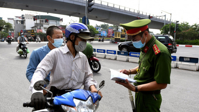 Criză în cel mai mare oraș din Vietnam. Persoanele rămase fără loc de muncă încearcă să fugă de focarul de COVID-19