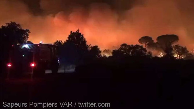 Pompierii luptă cu incendiile de vegetație în regiunea Var, din sudul Franței