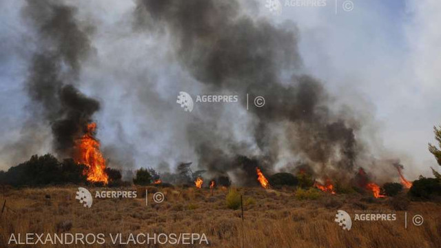 Grecia | Pompierii continuă să lupte împotriva unui mare incendiu din nord-vestul Atenei