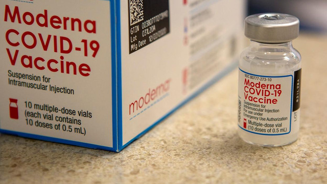 Marea Britanie a aprobat imunizarea cu vaccinul de la Moderna pentru copiii cu vârste de la 12 ani
