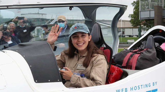 O tânără pilot de 19 ani a decolat într-o călătorie în jurul lumii pentru stabilirea unui nou record