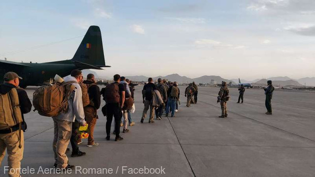 Cetățenii români evacuați din Afganistan ajung astăzi în țară cu o aeronavă a Forțelor Aeriene Române