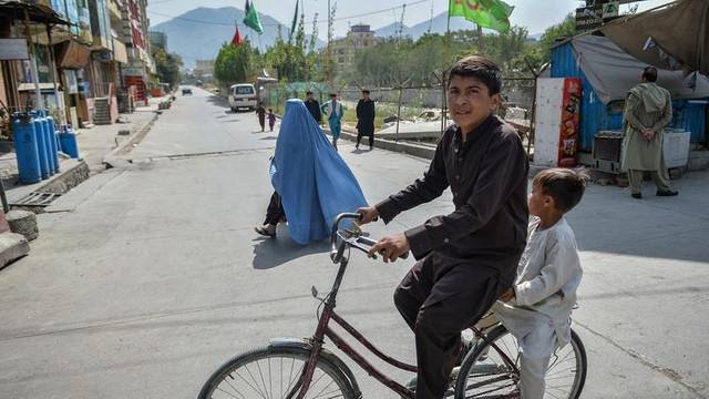 FOTO | Cum arată Kabulul la o săptămână de la preluarea de către talibani: restricții de circulație, fără muzică în public, gata cu serialele tv, fetele nu mai pot ieși singure
