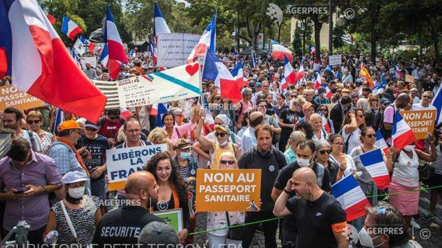 Zeci de mii de persoane au protestat în Franța împotriva unor măsuri mai stricte
