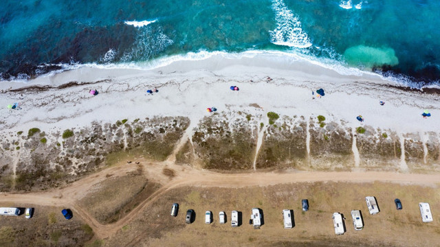 Plajele din Sardinia riscă să rămână fără nisip. Turiștii îl fură și îl vând apoi pe internet