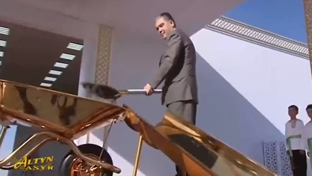 VIDEO: Președintele Turkmenistanului a inaugurat un șantier cu o lopată și o roabă din aur