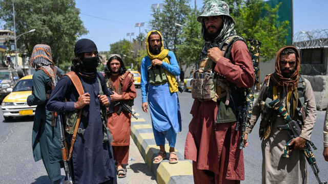 Un reporter și un cameraman de la ToloNews au fost bătuți de talibani
