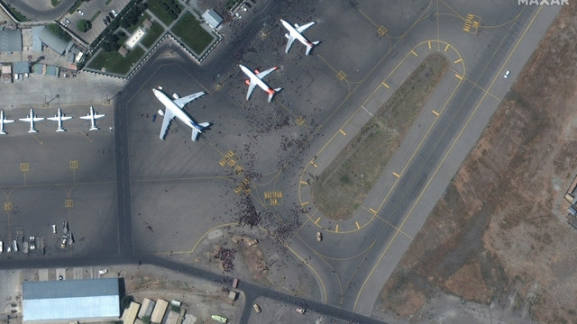 Un avion militar italian a fost atacat cu focuri de armă în timp ce decola de pe aeroportul din Kabul
